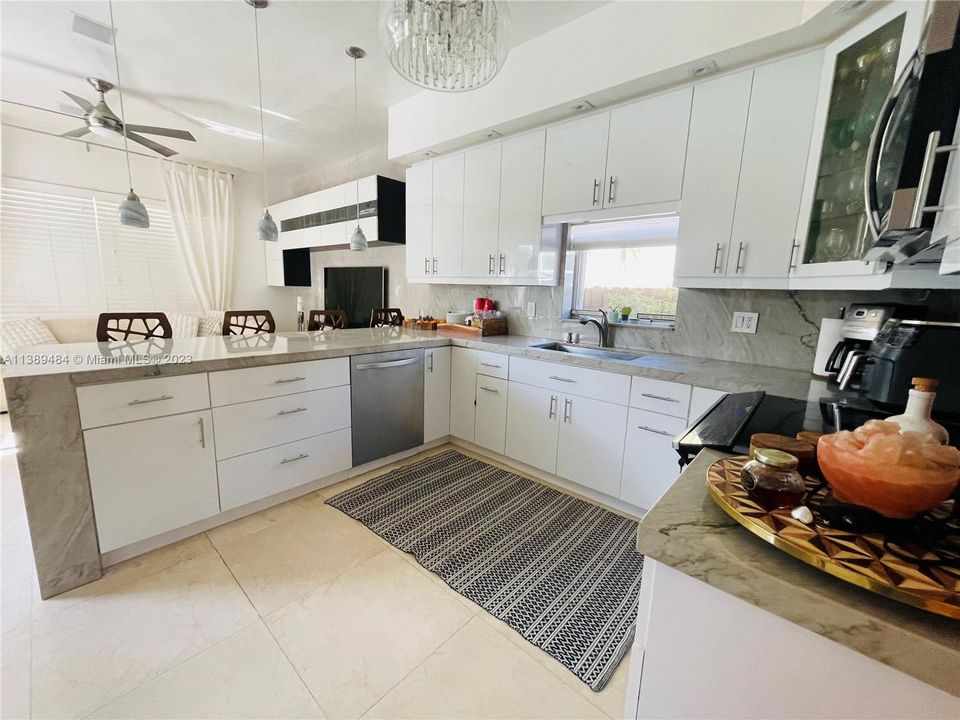 最近售出: $695,000 (3 贝兹, 2 浴室, 1780 平方英尺)