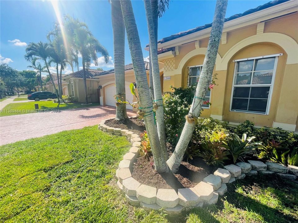 最近售出: $695,000 (3 贝兹, 2 浴室, 1780 平方英尺)