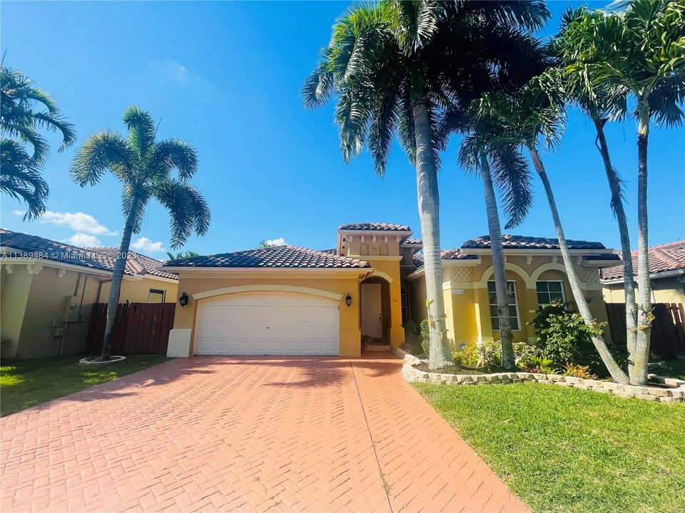 最近售出: $695,000 (3 贝兹, 2 浴室, 1780 平方英尺)