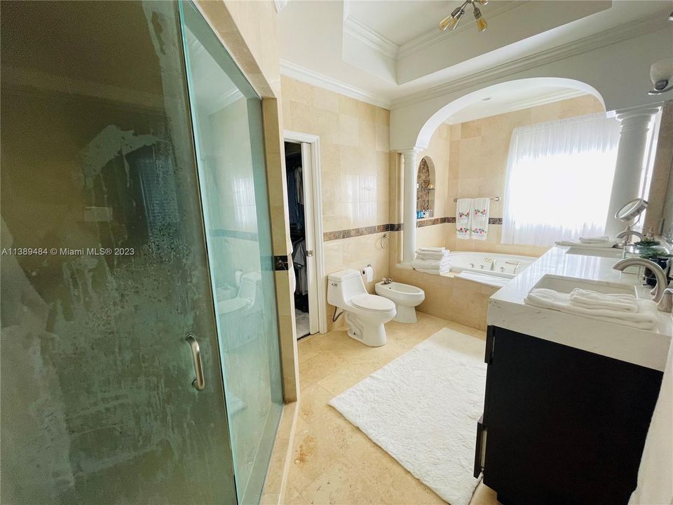 最近售出: $695,000 (3 贝兹, 2 浴室, 1780 平方英尺)