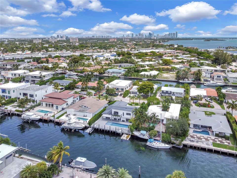Recently Sold: $3,950,000 (6 beds, 6 baths, 3233 Square Feet)