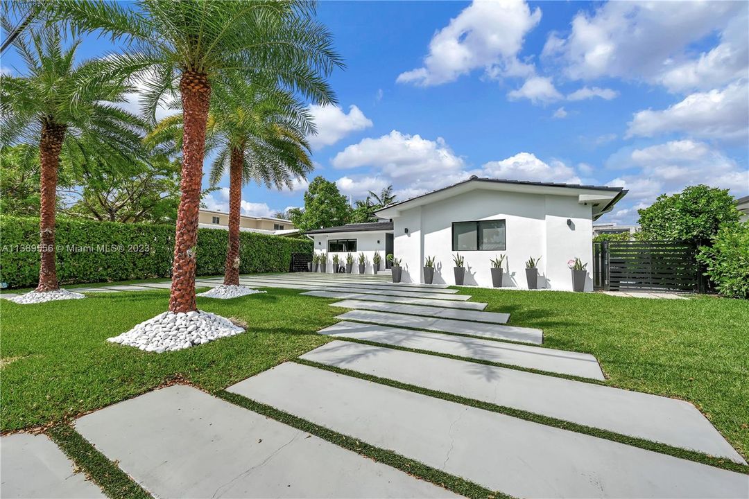 Recently Sold: $3,950,000 (6 beds, 6 baths, 3233 Square Feet)