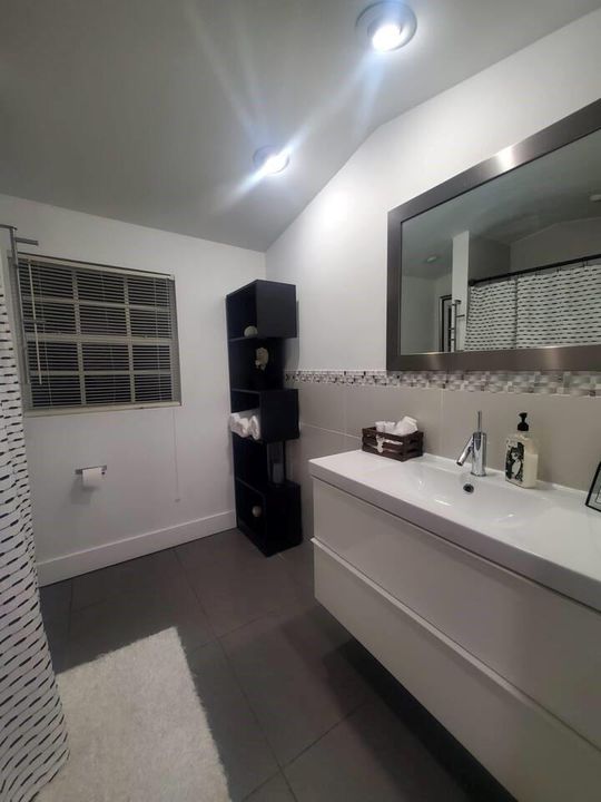 Bath1 tub