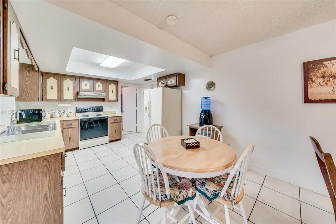 Recently Sold: $525,000 (4 beds, 2 baths, 1929 Square Feet)