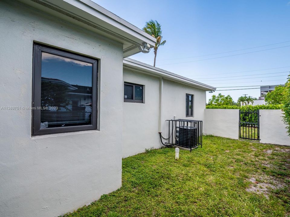 Recently Sold: $648,000 (3 beds, 2 baths, 1183 Square Feet)
