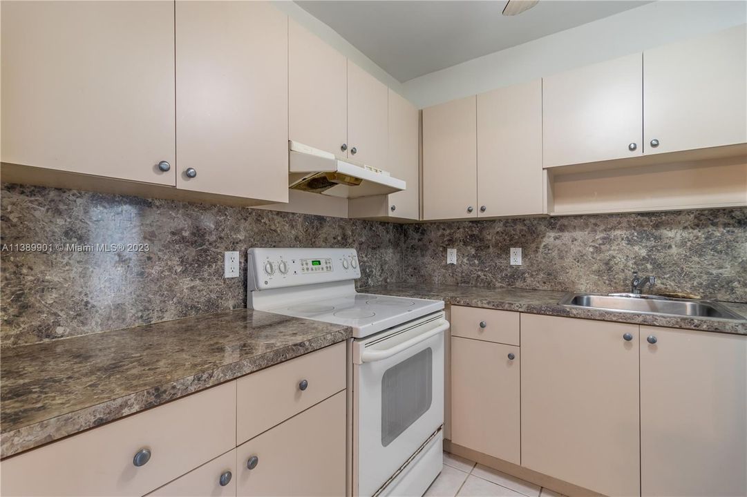 Recently Sold: $239,000 (1 beds, 1 baths, 700 Square Feet)