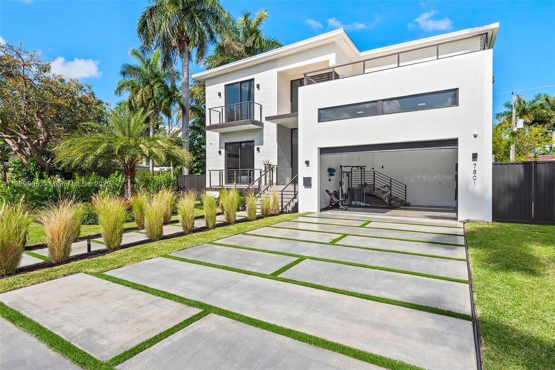 Recently Sold: $3,950,000 (5 beds, 5 baths, 3882 Square Feet)