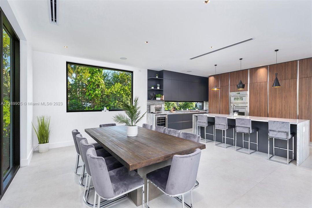 Recently Sold: $3,950,000 (5 beds, 5 baths, 3882 Square Feet)
