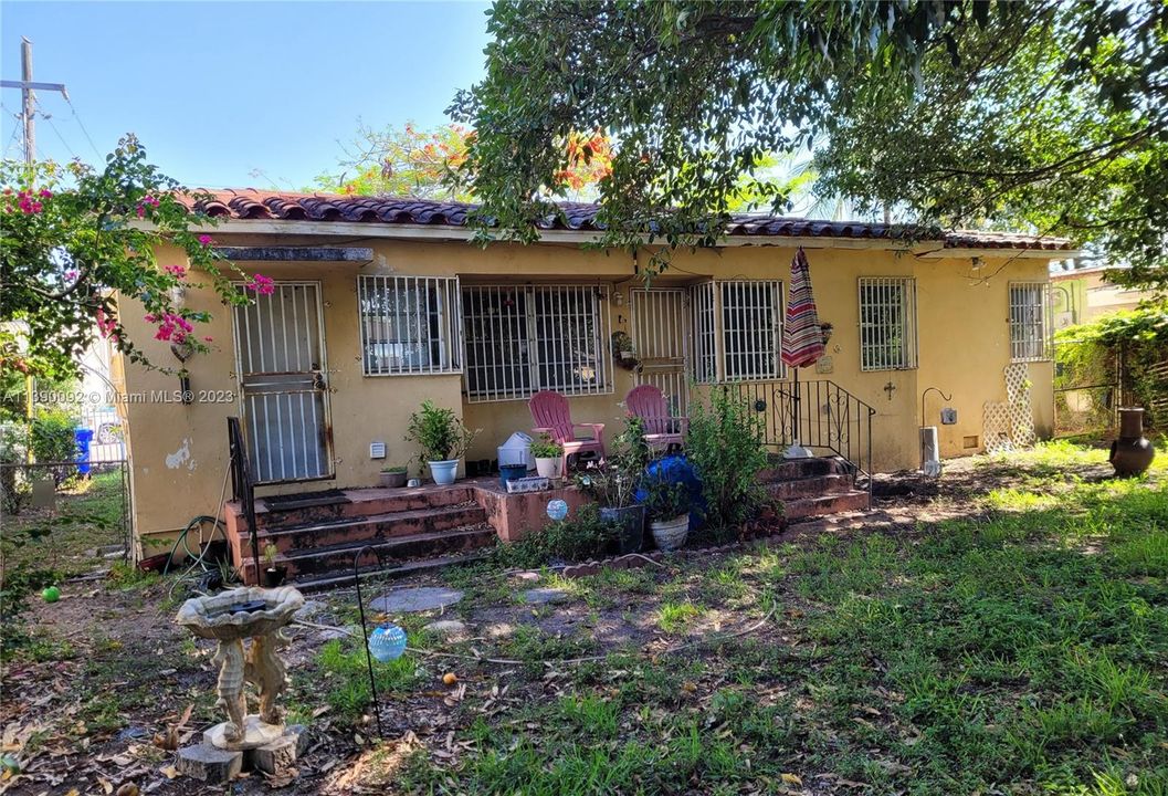 Recently Sold: $415,000 (2 beds, 1 baths, 798 Square Feet)