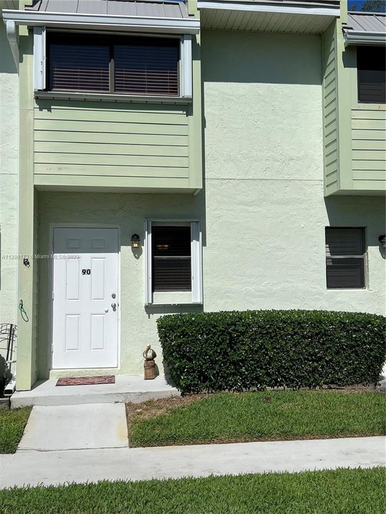 Recently Sold: $299,000 (2 beds, 2 baths, 1270 Square Feet)