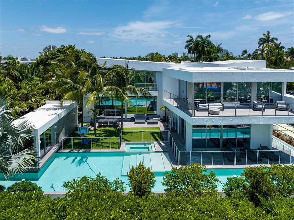 Recently Sold: $9,995,000 (7 beds, 7 baths, 6491 Square Feet)