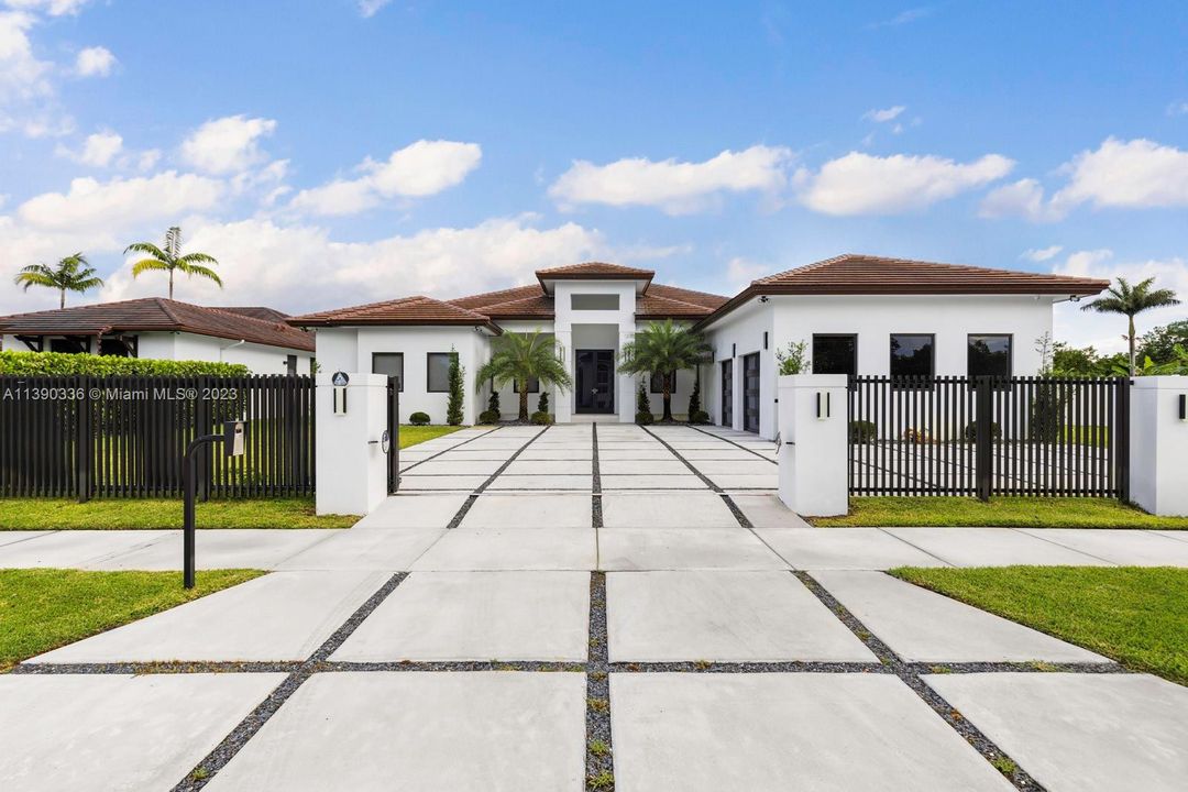 Recently Sold: $2,000,000 (5 beds, 5 baths, 3973 Square Feet)