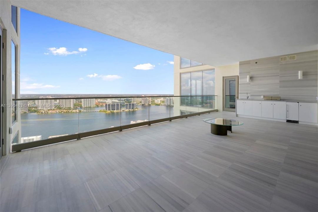 Recently Sold: $6,900,000 (3 beds, 3 baths, 2917 Square Feet)