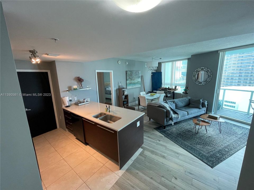 Recently Sold: $450,000 (1 beds, 1 baths, 799 Square Feet)