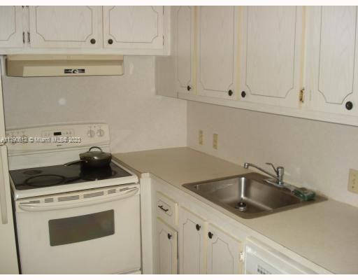 For Sale: $99,000 (1 beds, 1 baths, 601 Square Feet)