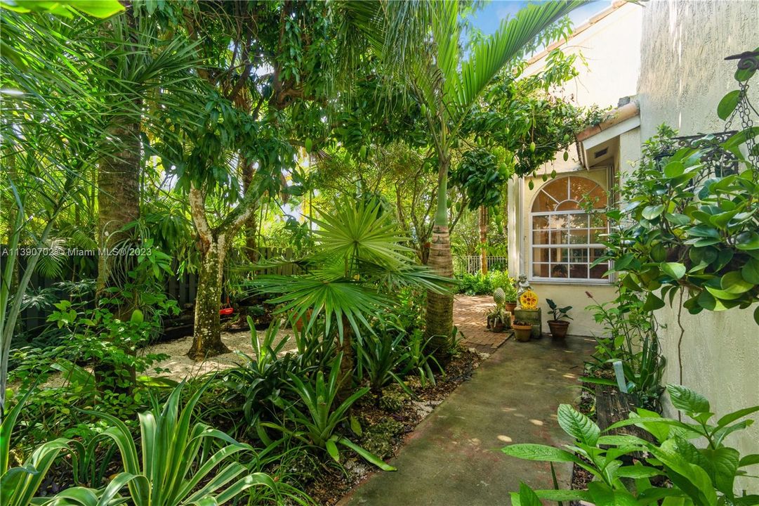 Recently Sold: $660,000 (4 beds, 3 baths, 2124 Square Feet)