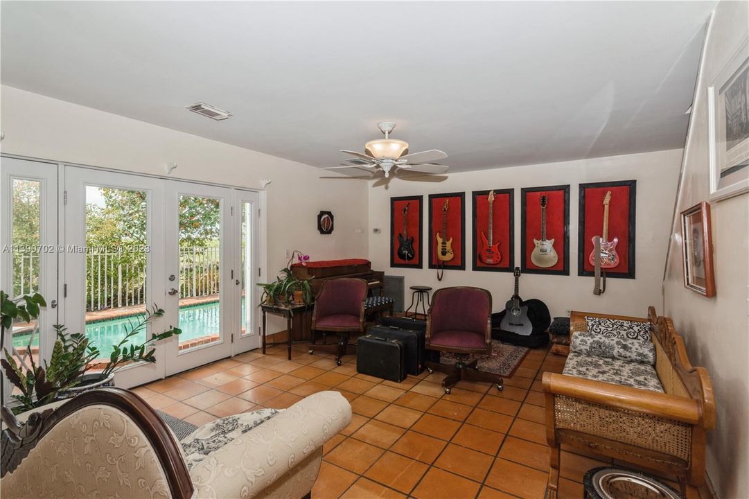 Recently Sold: $660,000 (4 beds, 3 baths, 2124 Square Feet)