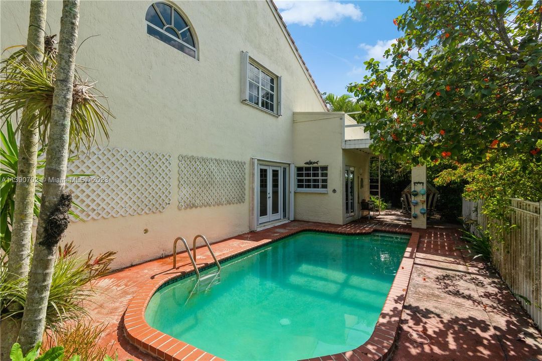 Recently Sold: $660,000 (4 beds, 3 baths, 2124 Square Feet)