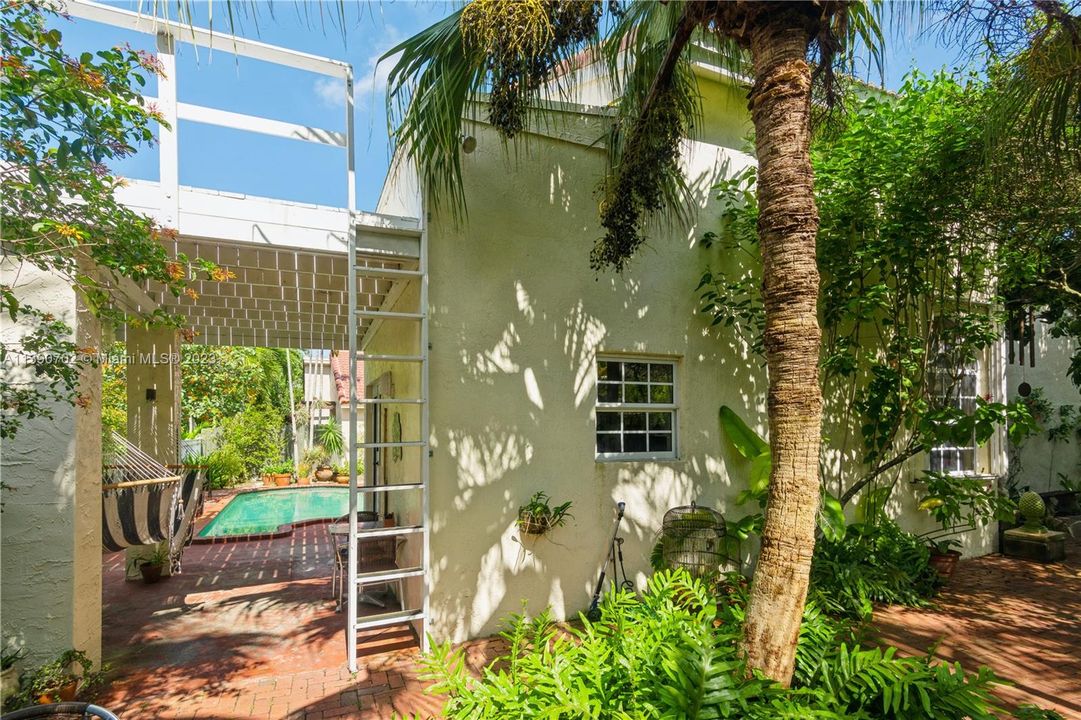Recently Sold: $660,000 (4 beds, 3 baths, 2124 Square Feet)