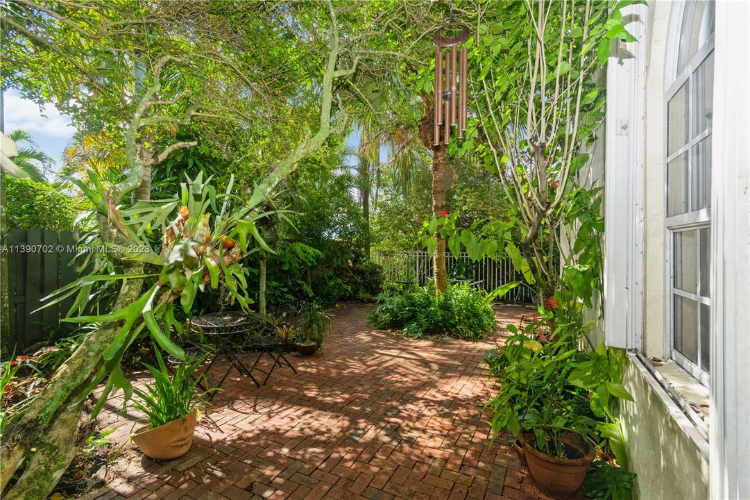 Recently Sold: $660,000 (4 beds, 3 baths, 2124 Square Feet)