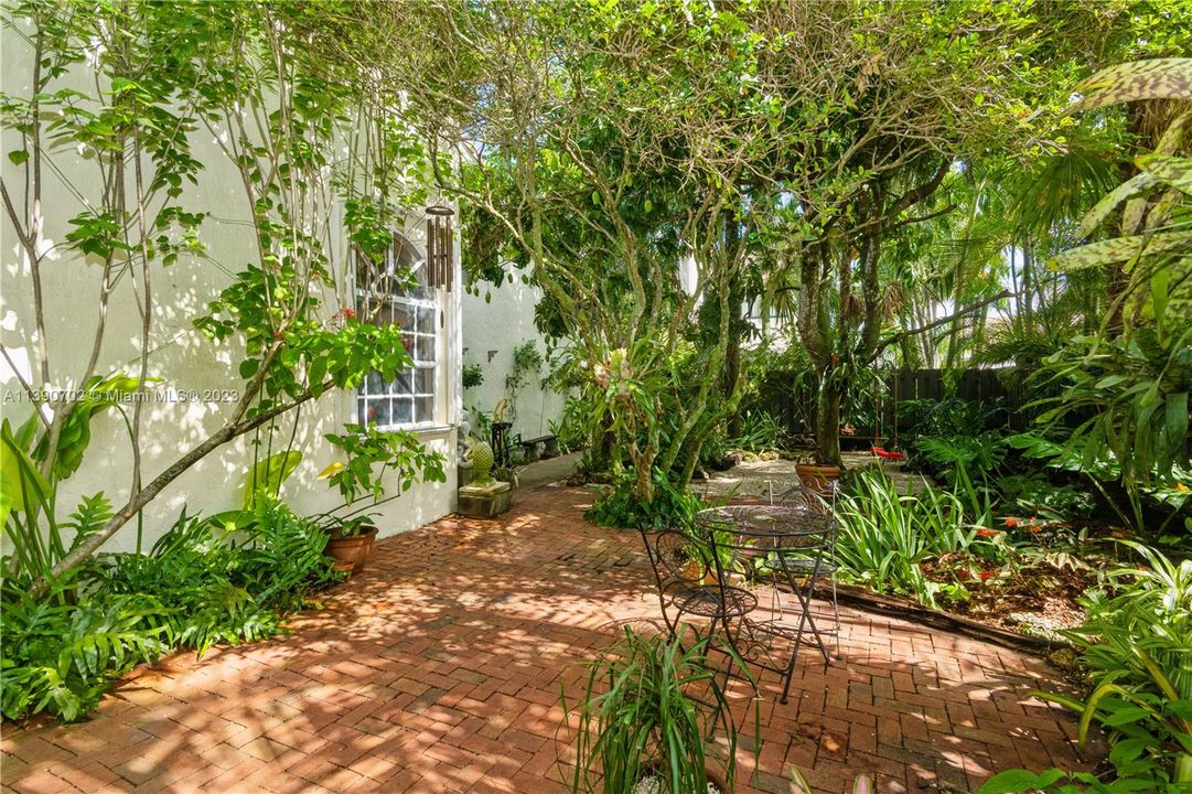Recently Sold: $660,000 (4 beds, 3 baths, 2124 Square Feet)