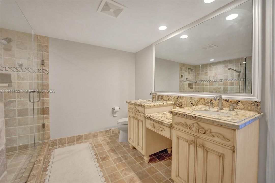Vendido Recientemente: $699,000 (2 camas, 2 baños, 1750 Pies cuadrados)
