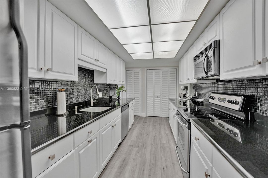 Vendido Recientemente: $699,000 (2 camas, 2 baños, 1750 Pies cuadrados)