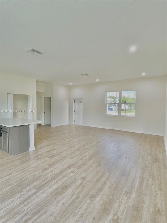 Recently Sold: $320,000 (3 beds, 2 baths, 1521 Square Feet)