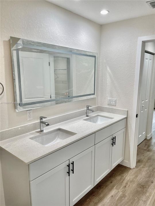Recently Sold: $320,000 (3 beds, 2 baths, 1521 Square Feet)