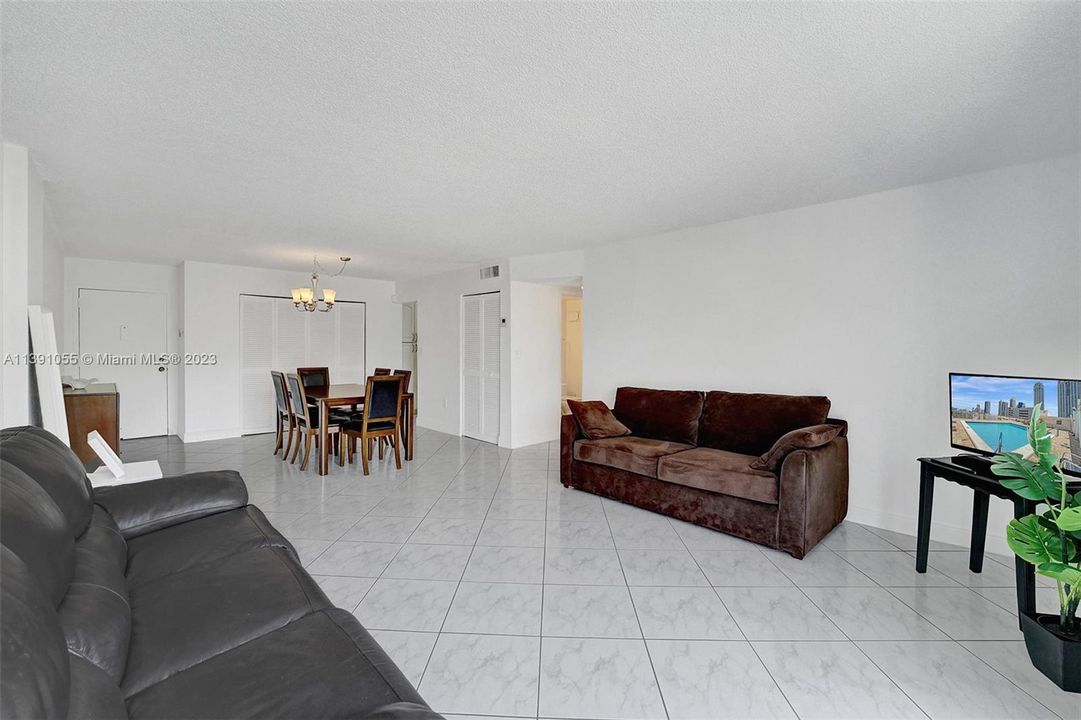Recently Sold: $299,000 (1 beds, 1 baths, 930 Square Feet)