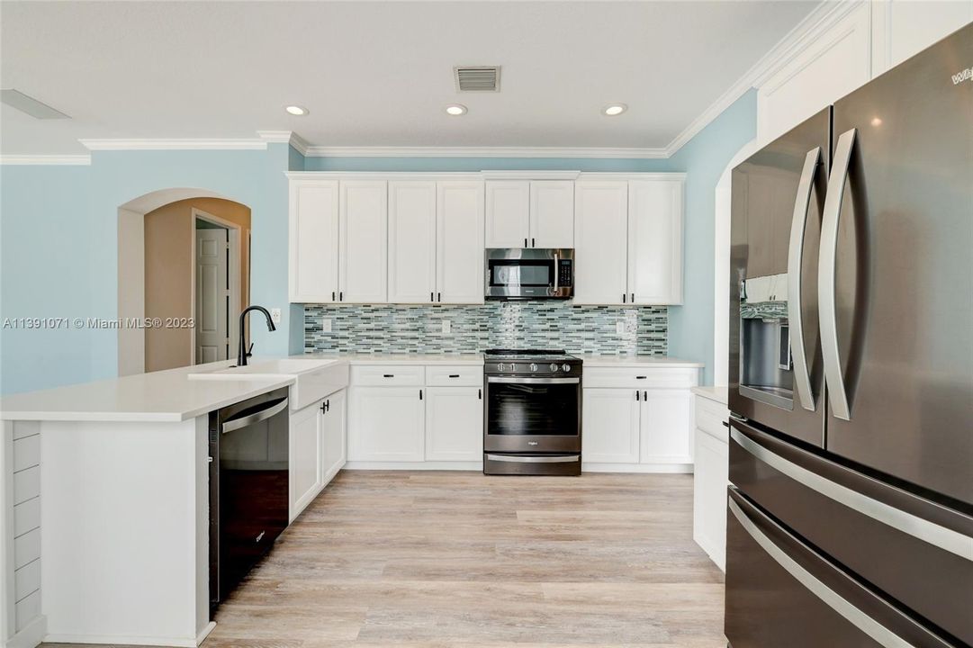 Beautifully Updated Coastal Kitchen with Quartz Countertops and New Appliances