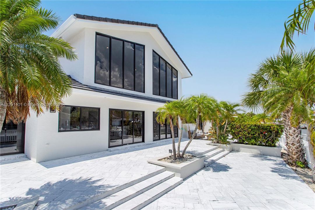 Recently Sold: $3,650,000 (4 beds, 4 baths, 5214 Square Feet)