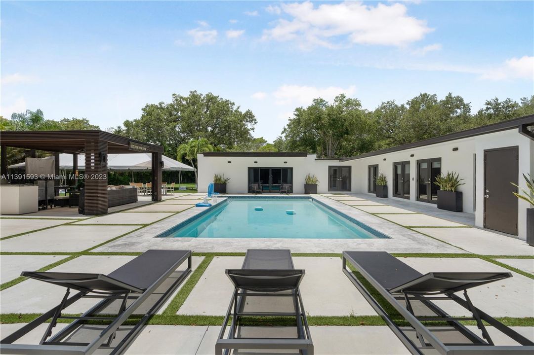 Recently Sold: $2,999,000 (5 beds, 3 baths, 3951 Square Feet)