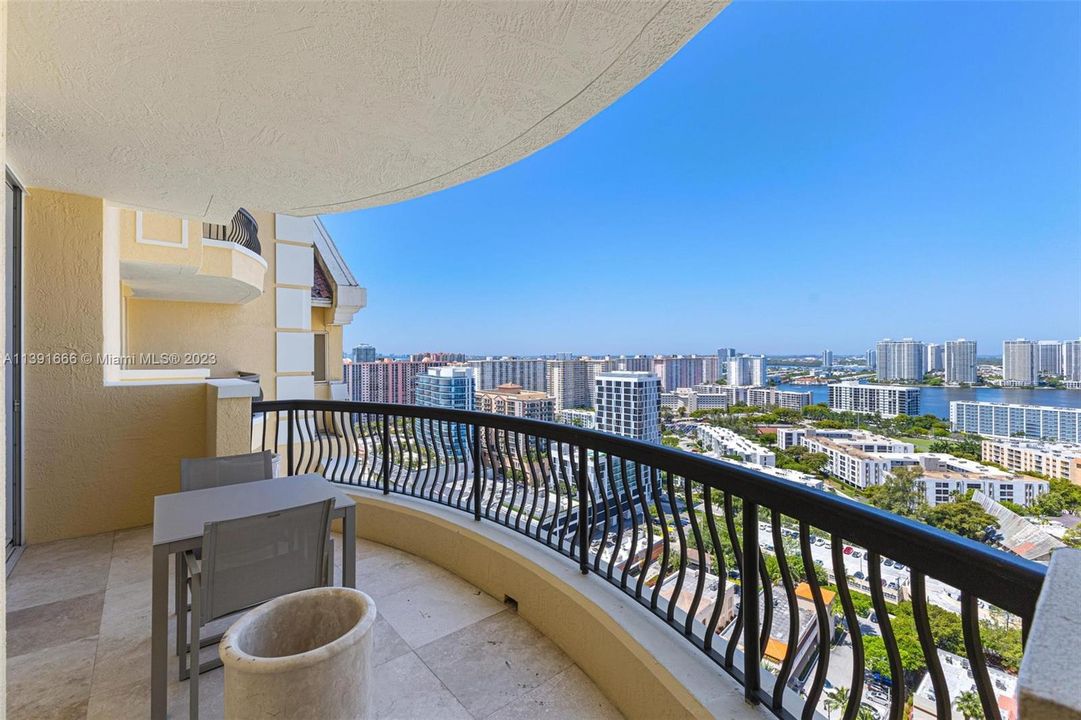 Recently Sold: $3,300,000 (3 beds, 3 baths, 2214 Square Feet)