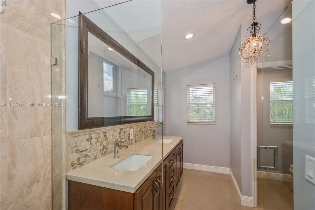 Vendido Recientemente: $729,900 (4 camas, 2 baños, 2078 Pies cuadrados)
