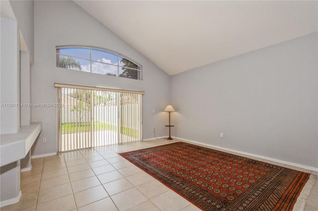 Vendido Recientemente: $729,900 (4 camas, 2 baños, 2078 Pies cuadrados)