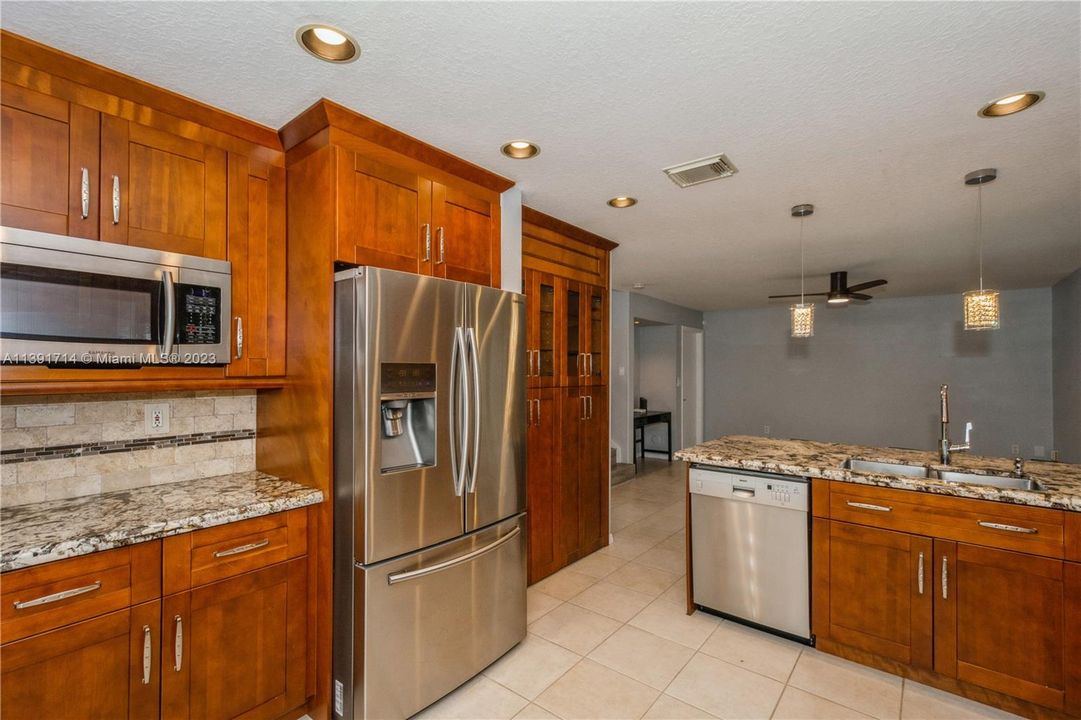 Vendido Recientemente: $729,900 (4 camas, 2 baños, 2078 Pies cuadrados)