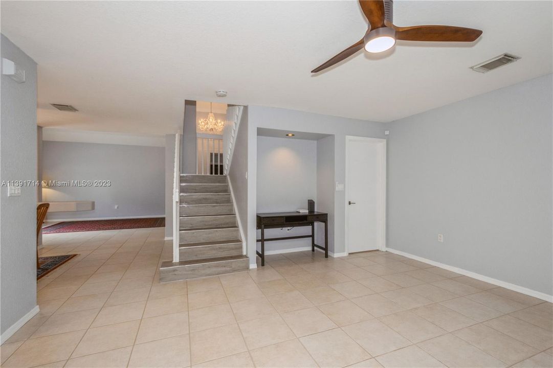 Vendido Recientemente: $729,900 (4 camas, 2 baños, 2078 Pies cuadrados)