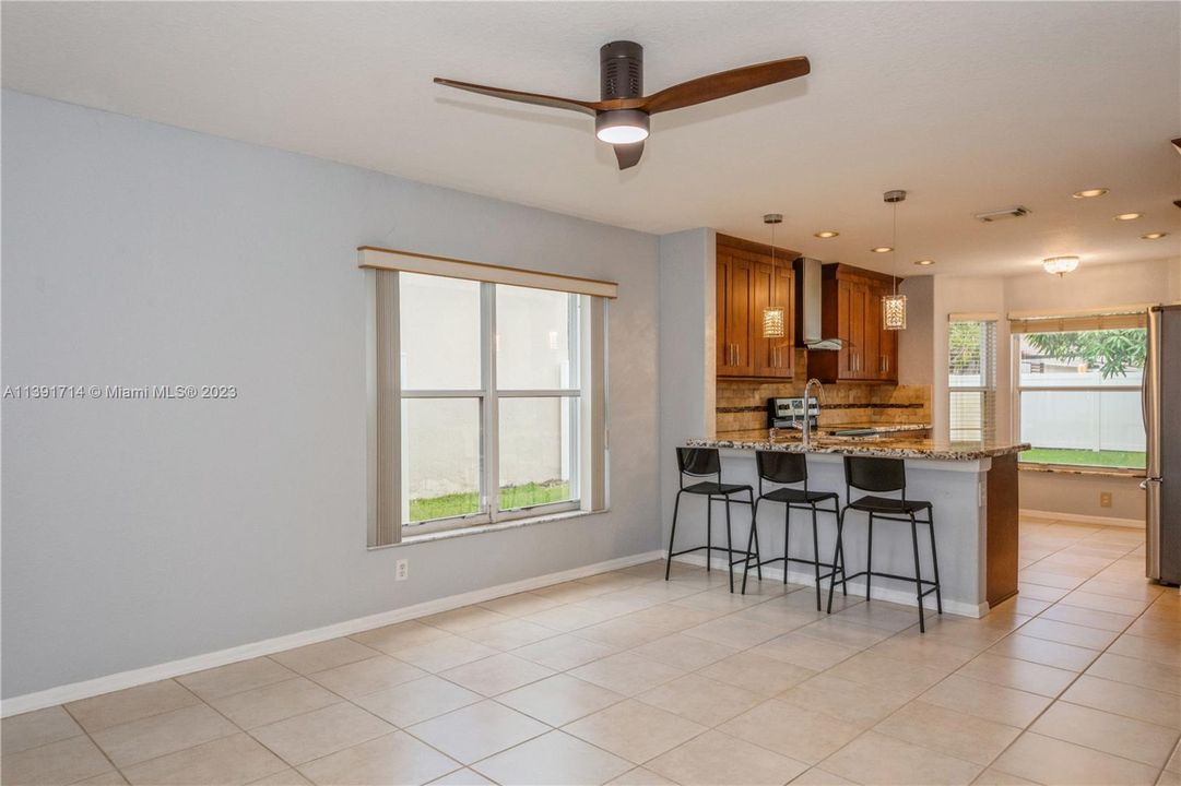 Vendido Recientemente: $729,900 (4 camas, 2 baños, 2078 Pies cuadrados)