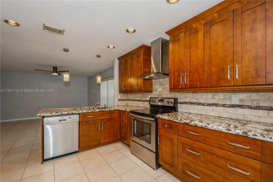 Vendido Recientemente: $729,900 (4 camas, 2 baños, 2078 Pies cuadrados)