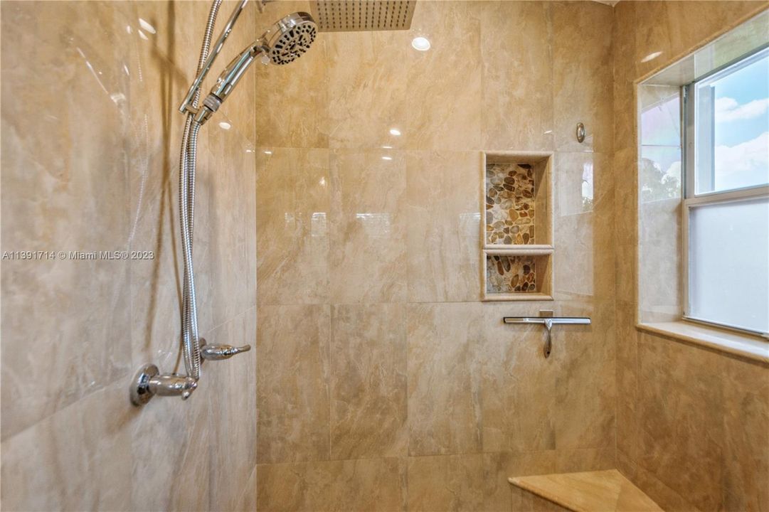 Vendido Recientemente: $729,900 (4 camas, 2 baños, 2078 Pies cuadrados)