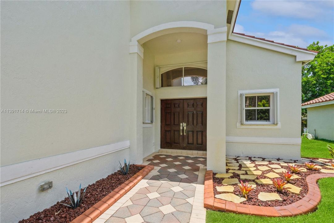 Vendido Recientemente: $729,900 (4 camas, 2 baños, 2078 Pies cuadrados)