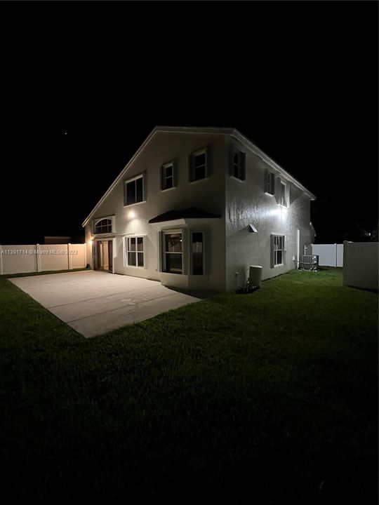 Vendido Recientemente: $729,900 (4 camas, 2 baños, 2078 Pies cuadrados)