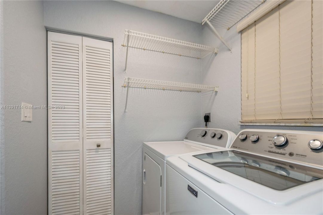 Vendido Recientemente: $729,900 (4 camas, 2 baños, 2078 Pies cuadrados)