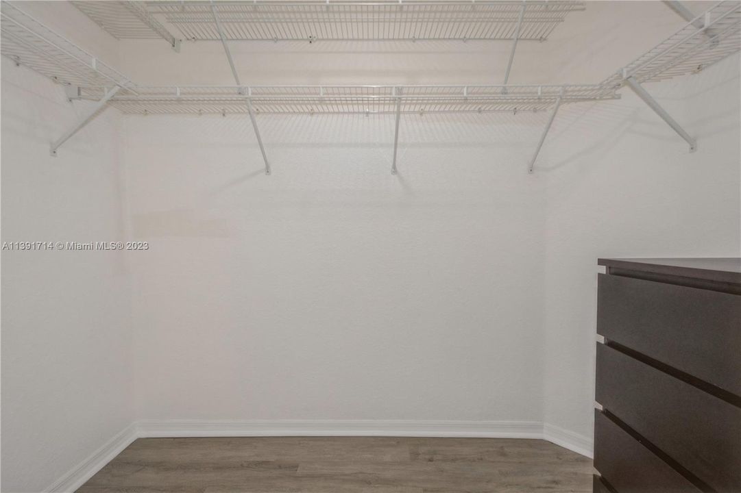 Vendido Recientemente: $729,900 (4 camas, 2 baños, 2078 Pies cuadrados)