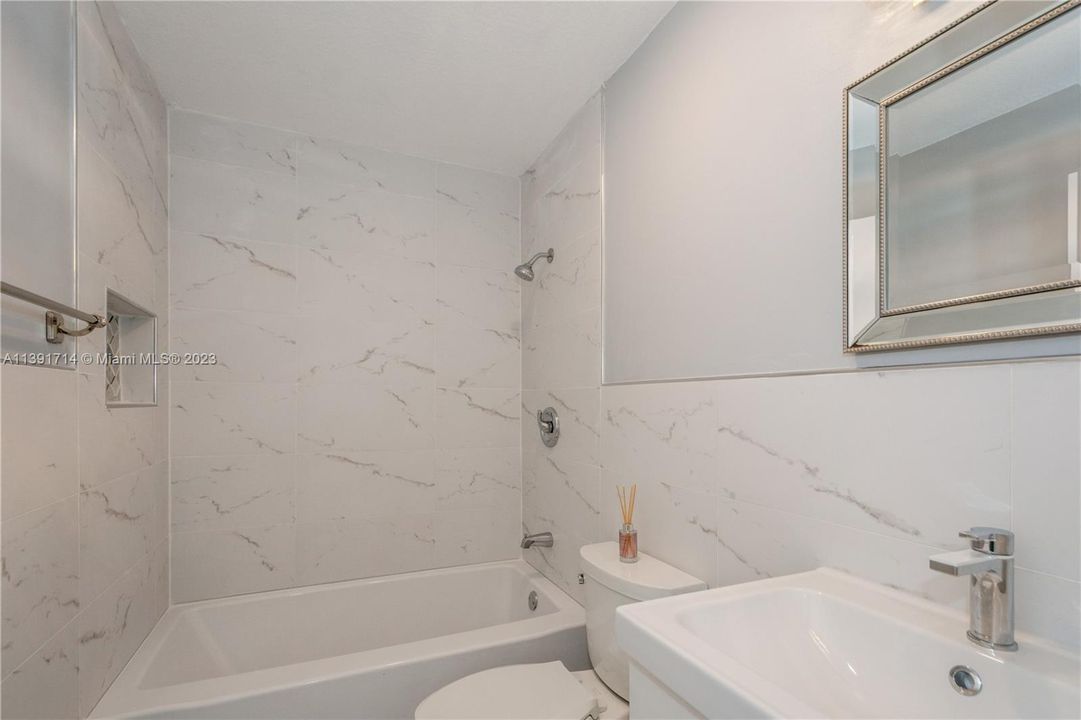 Vendido Recientemente: $729,900 (4 camas, 2 baños, 2078 Pies cuadrados)