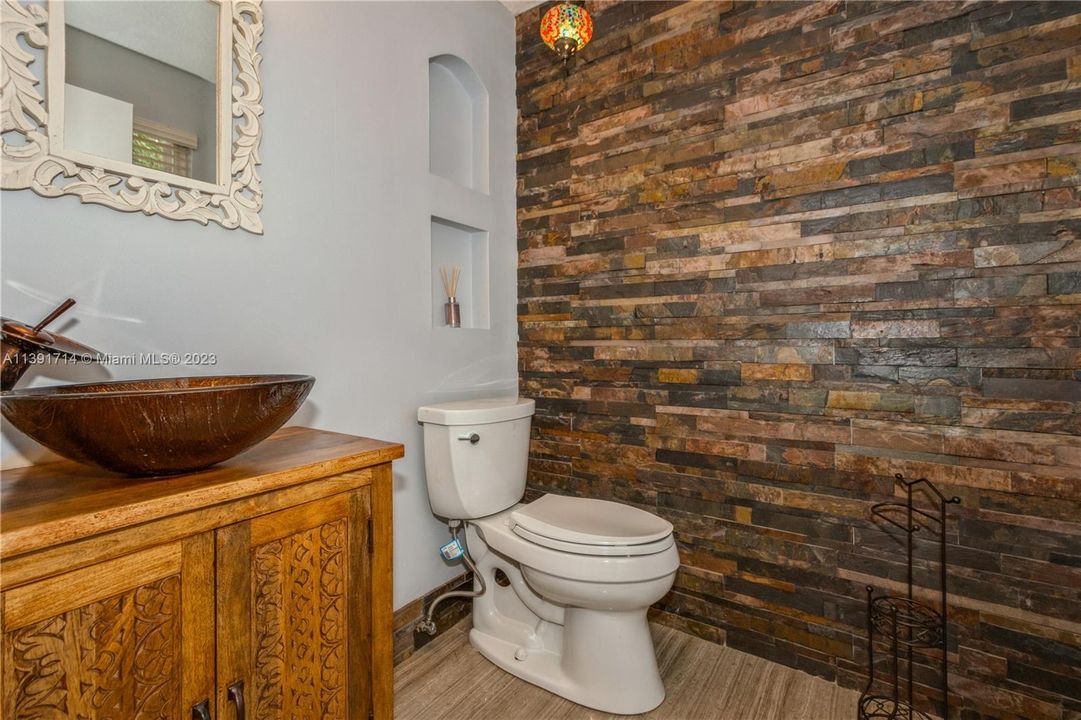 Vendido Recientemente: $729,900 (4 camas, 2 baños, 2078 Pies cuadrados)