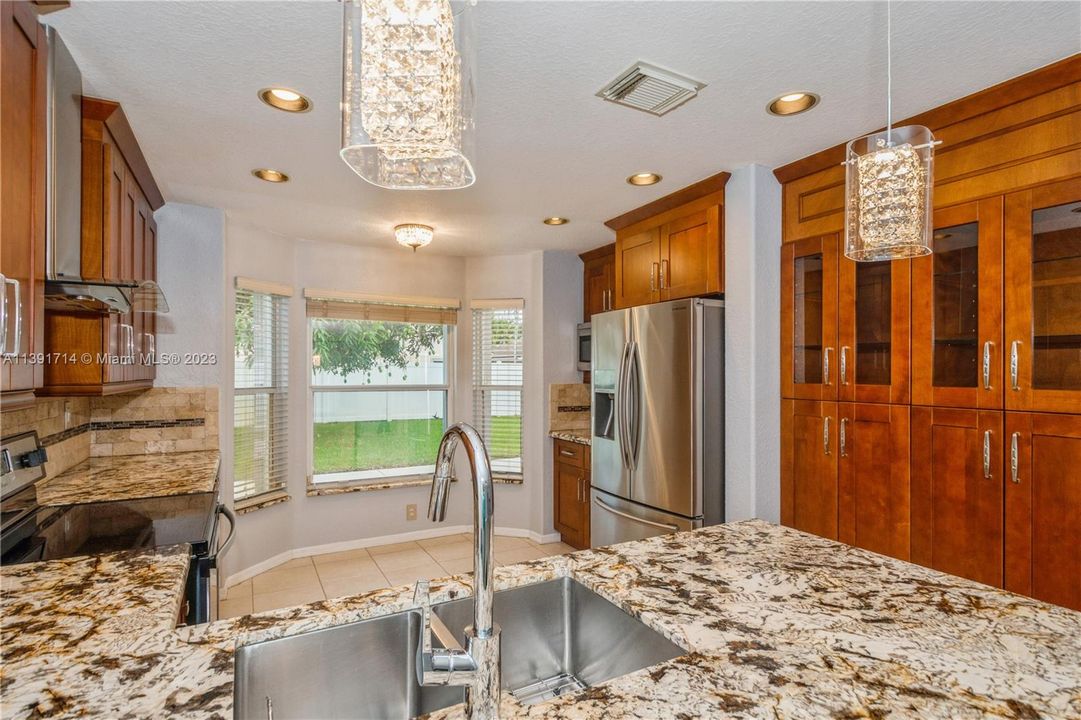 Vendido Recientemente: $729,900 (4 camas, 2 baños, 2078 Pies cuadrados)