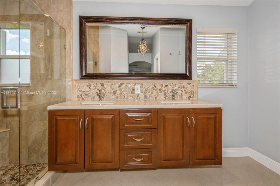 Vendido Recientemente: $729,900 (4 camas, 2 baños, 2078 Pies cuadrados)