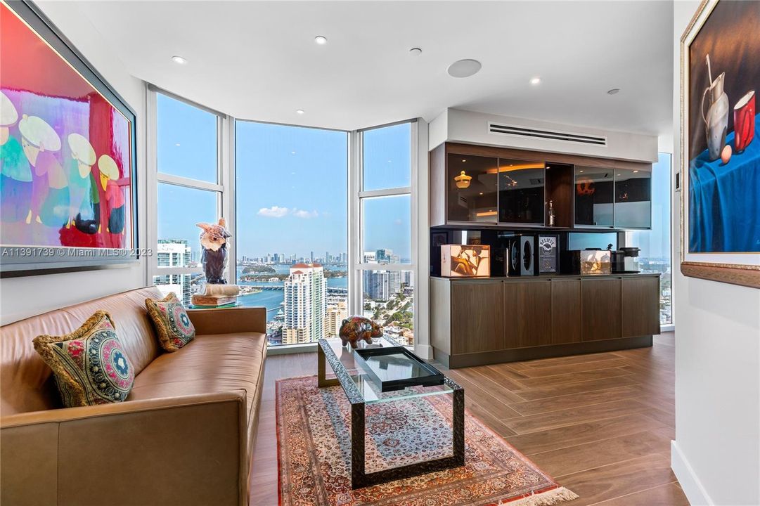 Recently Sold: $4,900,000 (2 beds, 2 baths, 2550 Square Feet)